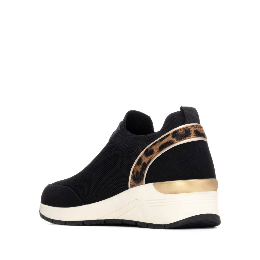 Slip-On Keilsneaker in Schwarz mit goldfarbenem Akzent & Leo-Detail
