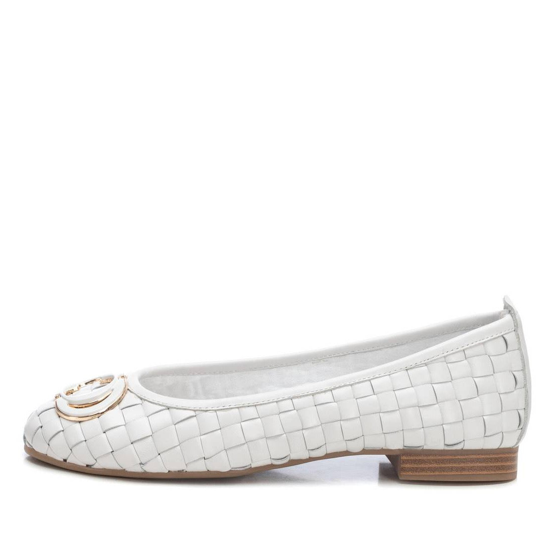 Weißer Leder-Ballerina mit geflochtenem Muster und goldener Zierspange