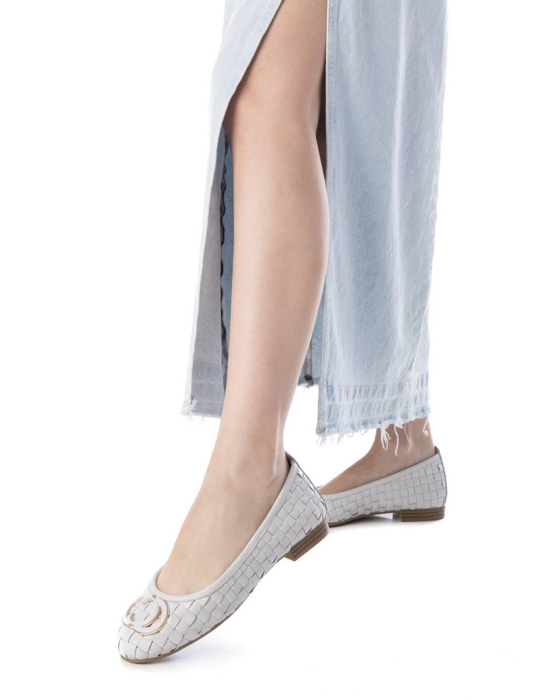 Weißer Leder-Ballerina mit geflochtenem Muster und goldener Zierspange