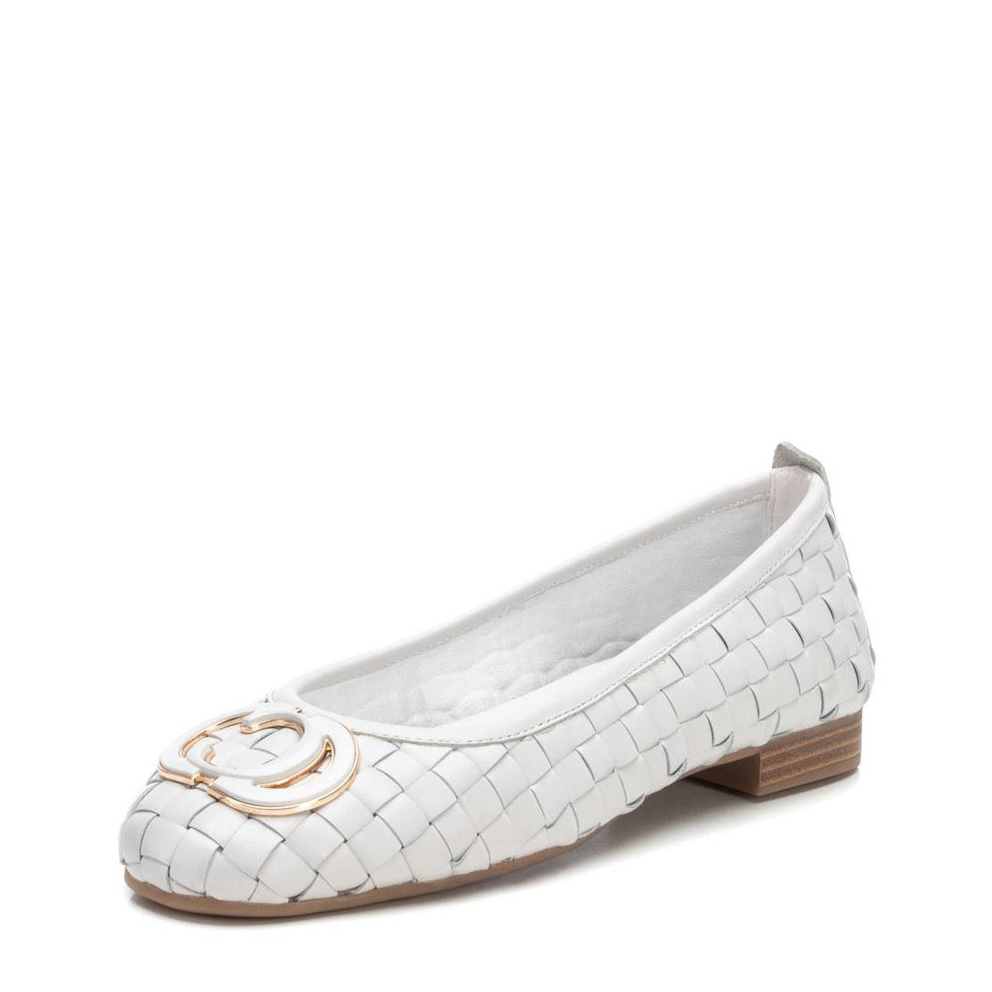 Weißer Leder-Ballerina mit geflochtenem Muster und goldener Zierspange