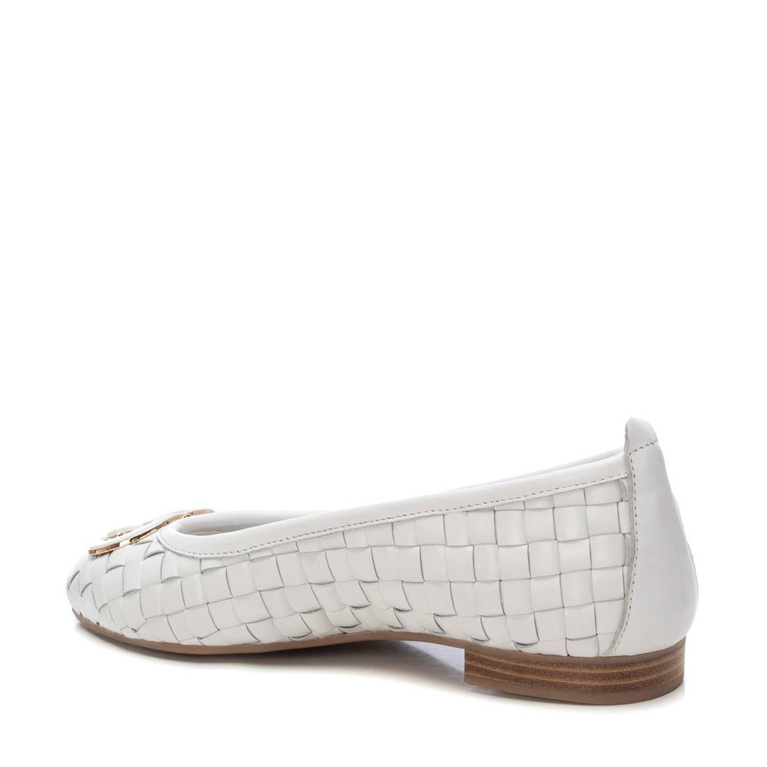 Weißer Leder-Ballerina mit geflochtenem Muster und goldener Zierspange