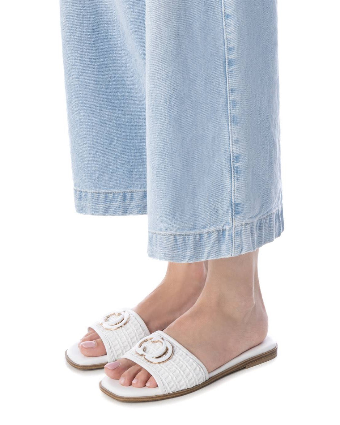 Flache Leder-Pantolette mit Flechtdetail & goldfarbener Logo-Applikation – elegant & sommerlich