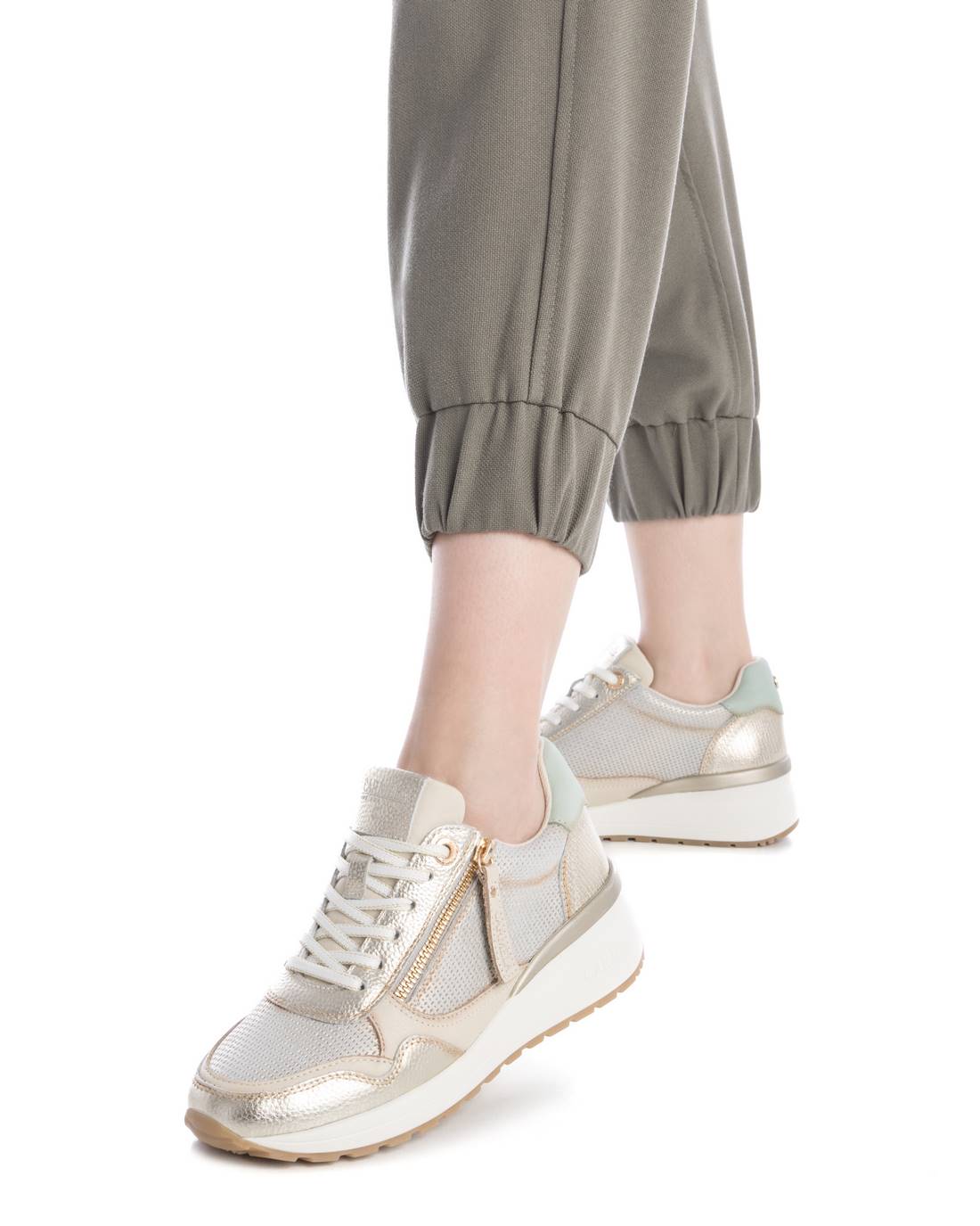 Leder-Sneaker in Gold-Metallic mit Keilsohle und sportivem Look