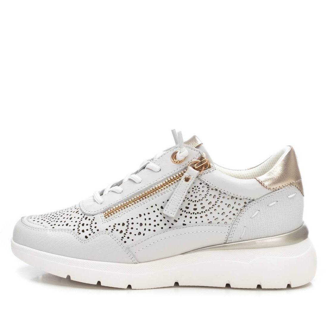 Weißer Leder-Sneaker mit Lochmuster und goldfarbenem Akzent