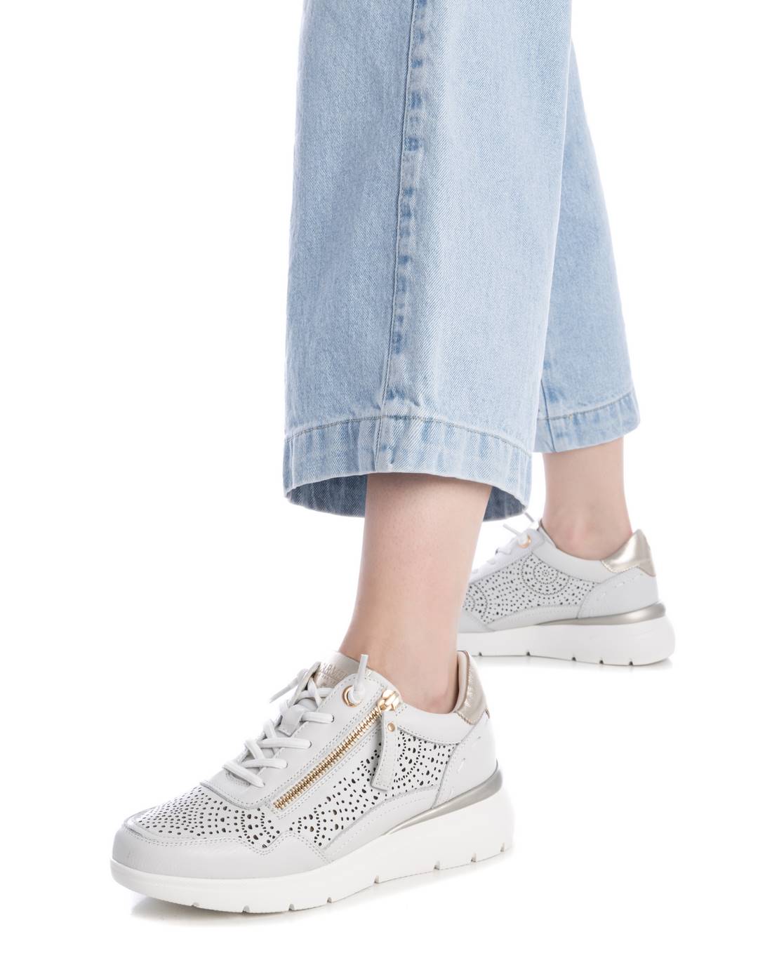 Weißer Leder-Sneaker mit Lochmuster und goldfarbenem Akzent