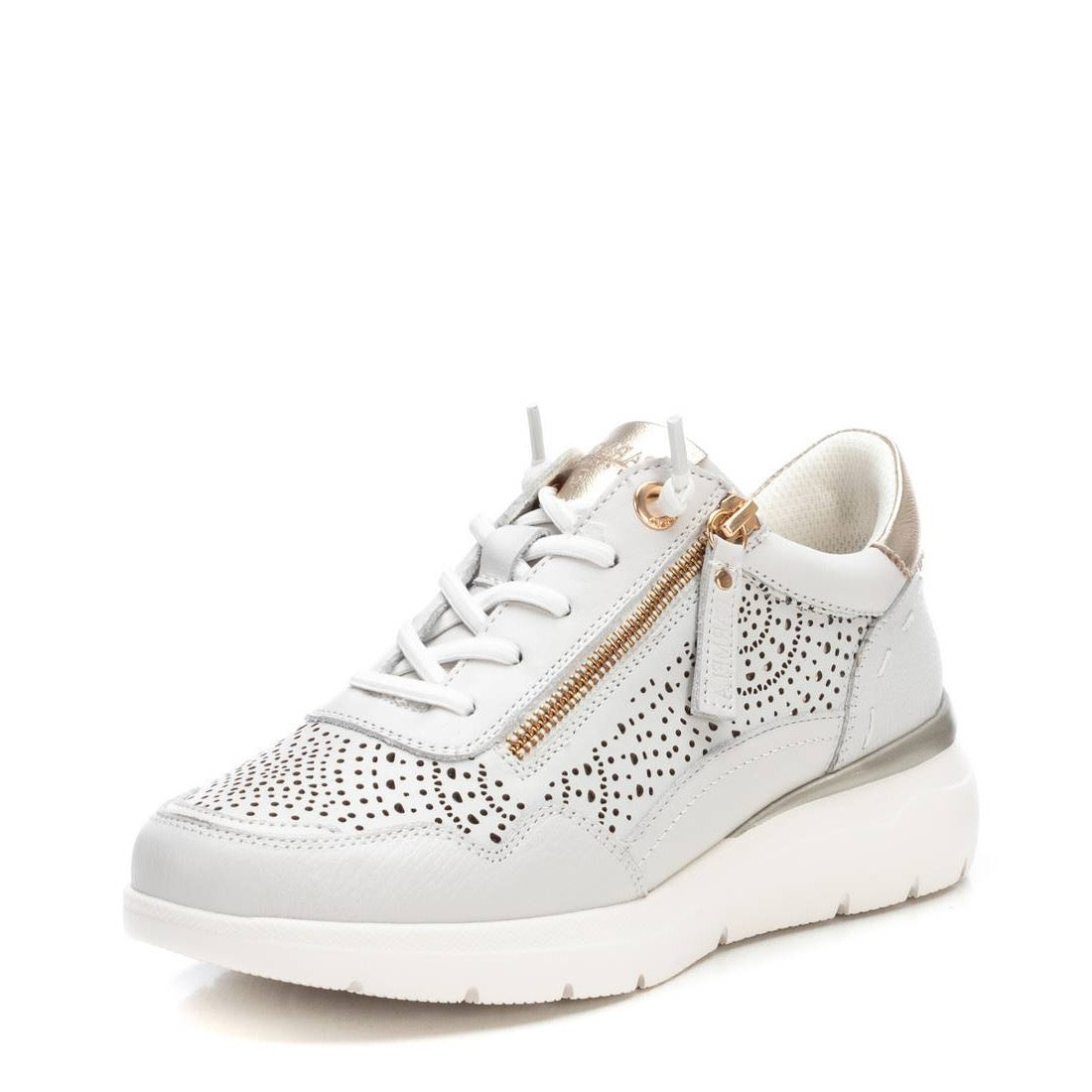 Weißer Leder-Sneaker mit Lochmuster und goldfarbenem Akzent