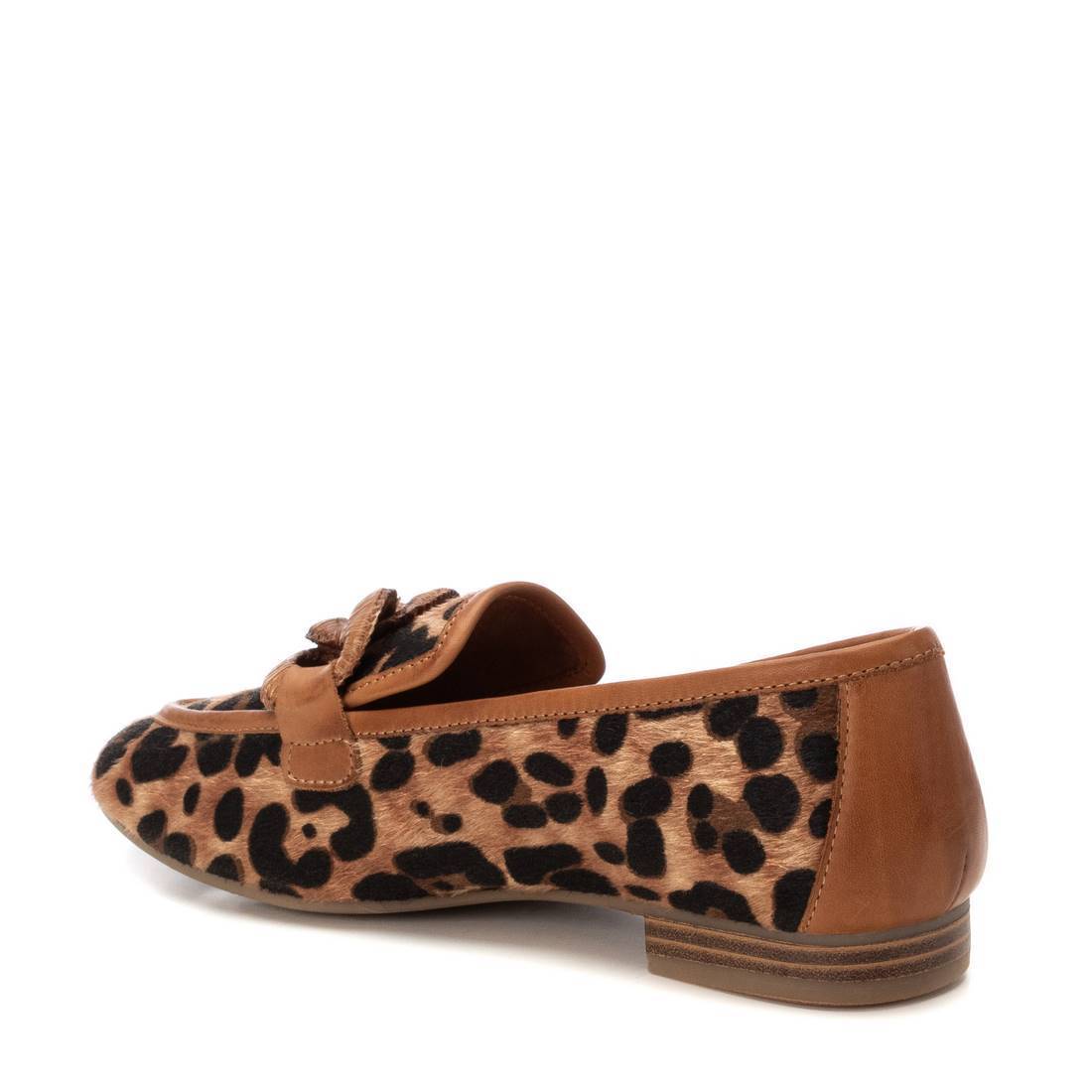 Loafer in wilder Leo-Optik mit Schleife und flachem Absatz