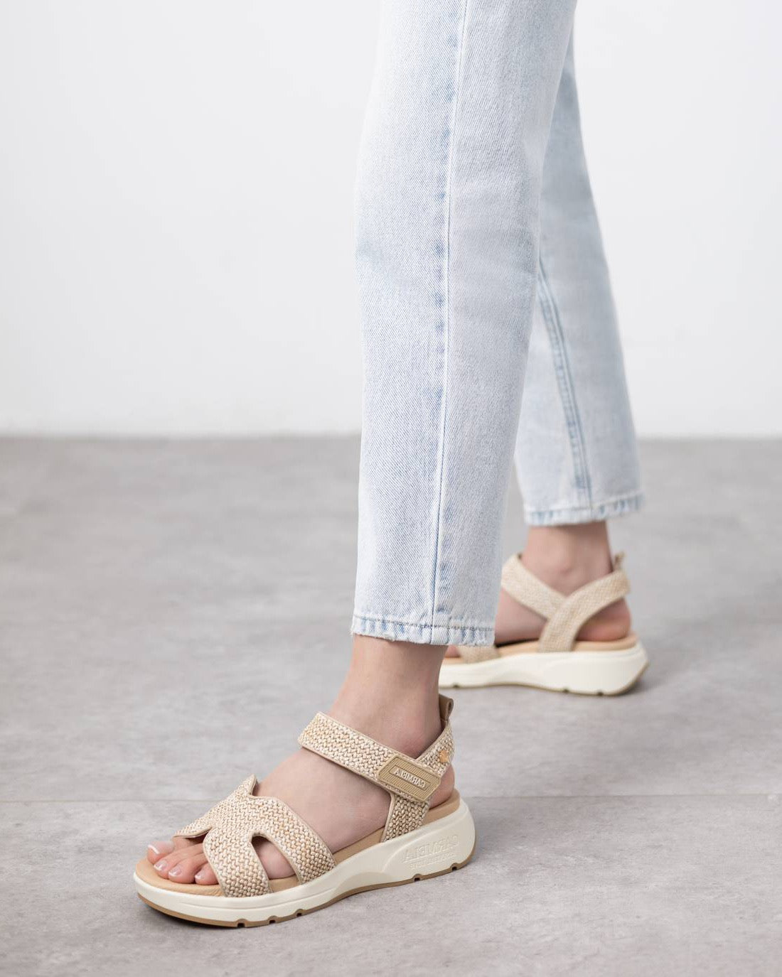 Sportliche Sandale mit Plateau und Klettverschluss in Beige