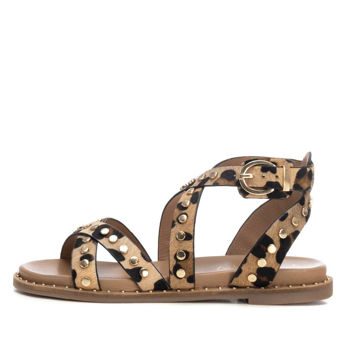 Trendige Sandale in Leo-Optik mit goldfarbenen Nieten und flacher Sohle