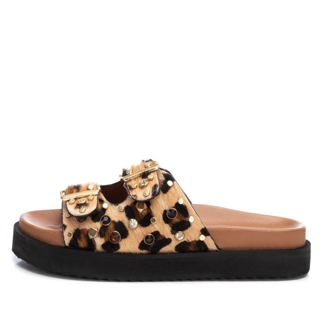 Wilde Sandale in Leo-Felloptik mit Plateausohle & Schmucknieten