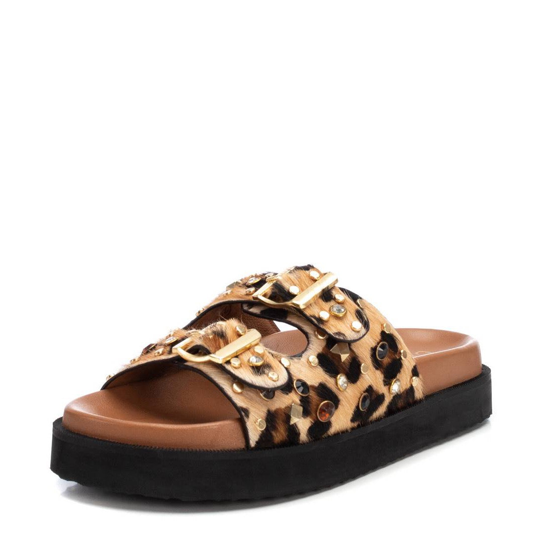 Wilde Sandale in Leo-Felloptik mit Plateausohle & Schmucknieten