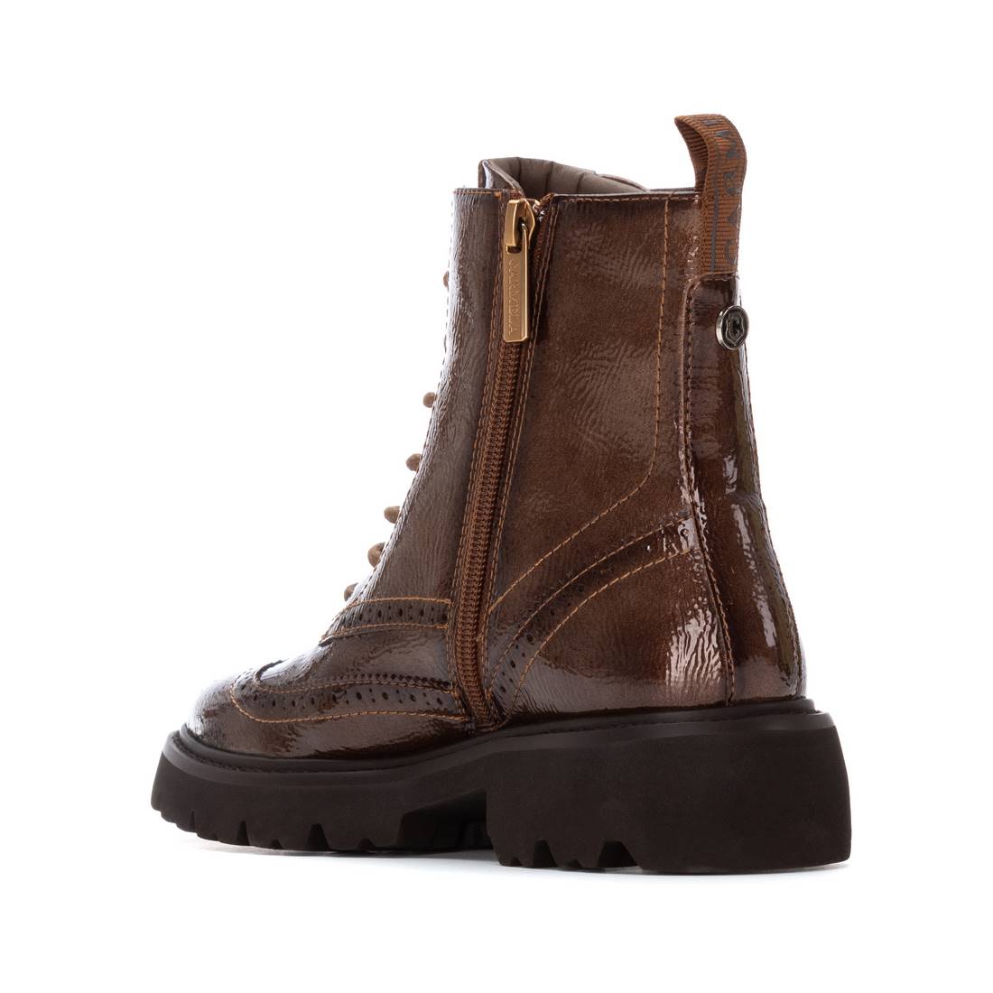 Stiefelette in Taupe mit Lackfinish & dekorativer Lochprägung