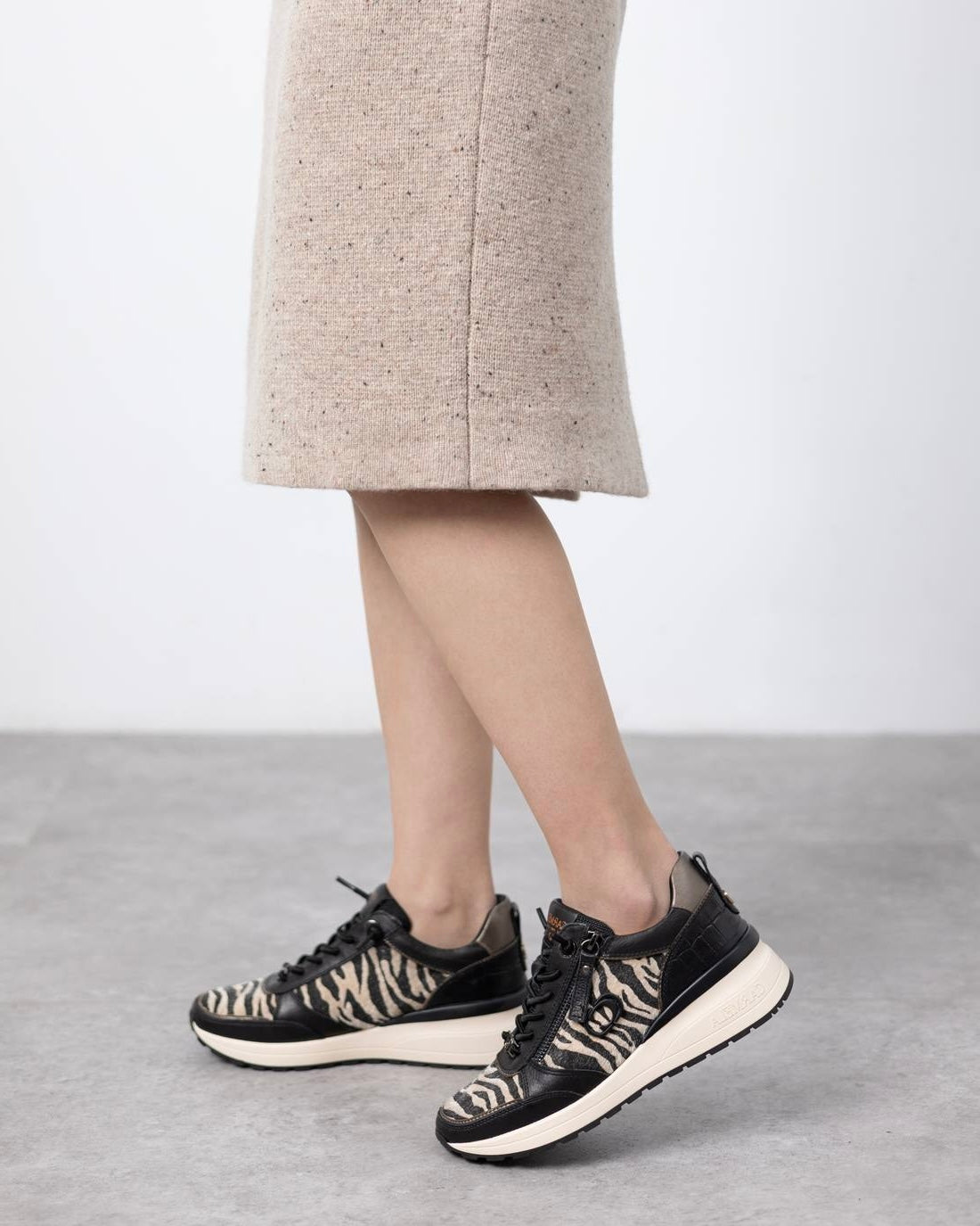 Leder-Sneaker mit Zebramuster und Keilsohle in Schwarz-Weiß