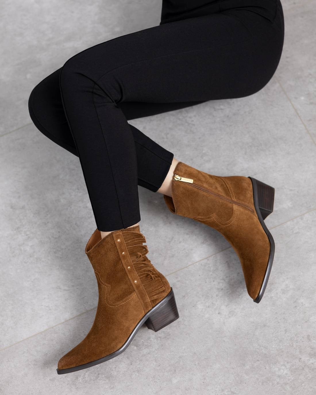 Western-Bootie aus Wildleder in Camel mit Fransen und Blockabsatz