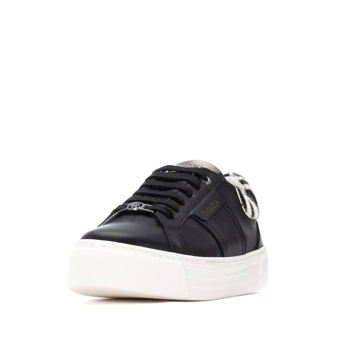 Trendiger Plateausneaker in schwarz mit Zebradetail und silbernem Glanzakzent