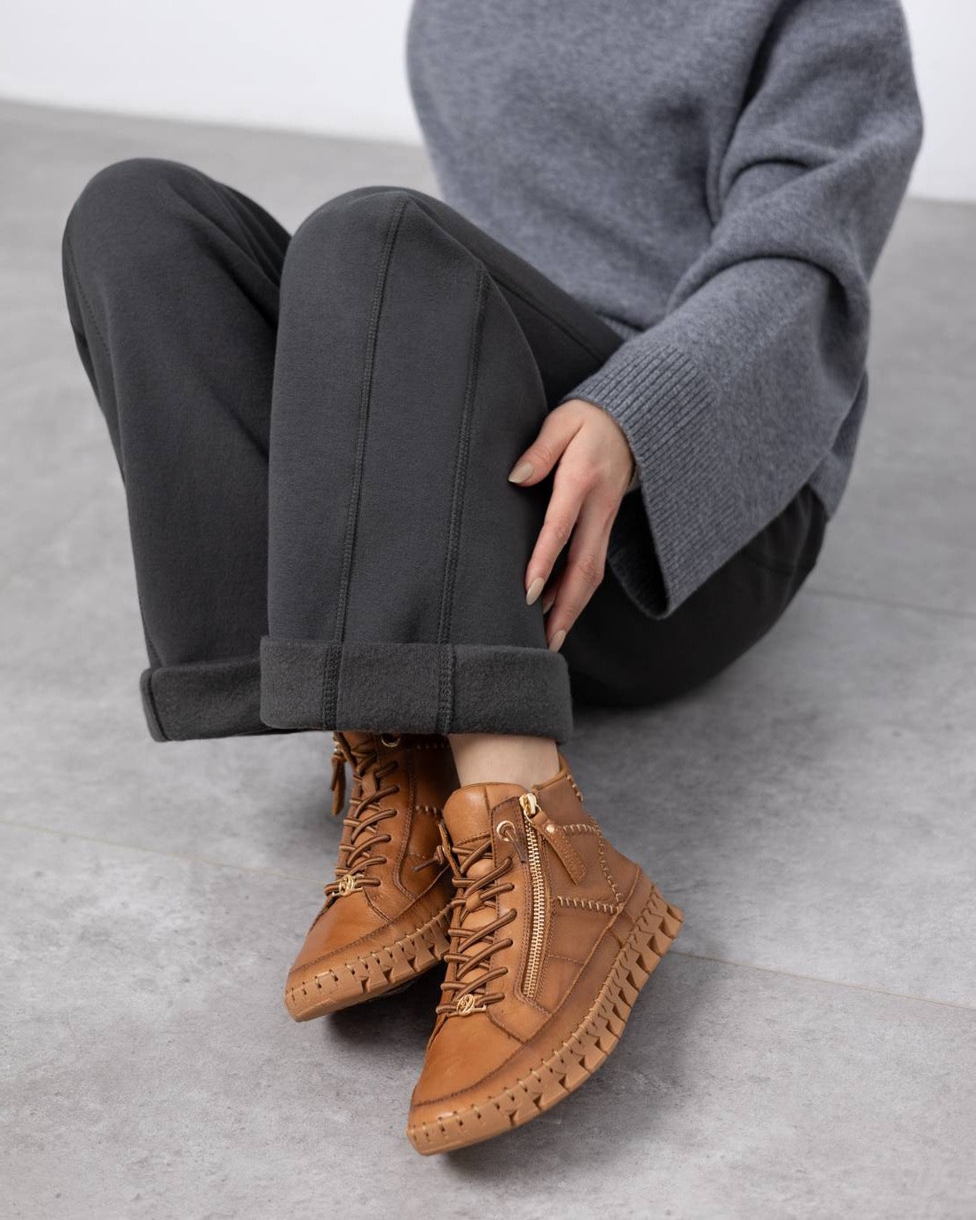 High-Top Sneaker in Camel mit Ziernähten und besonders flexibler Sohle