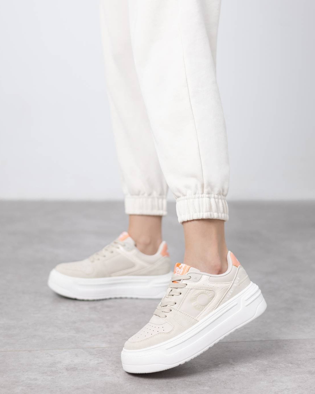 Low-Top Plateau-Sneaker in Beige mit sportlicher Linienführung
