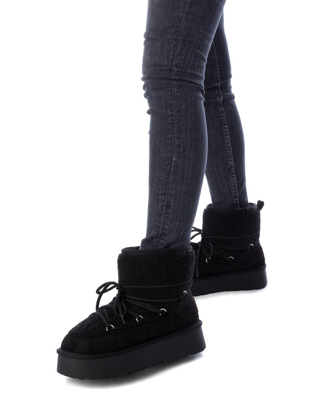 Gefütterter Bootie in Schwarz mit Teddyfell & Schnürung