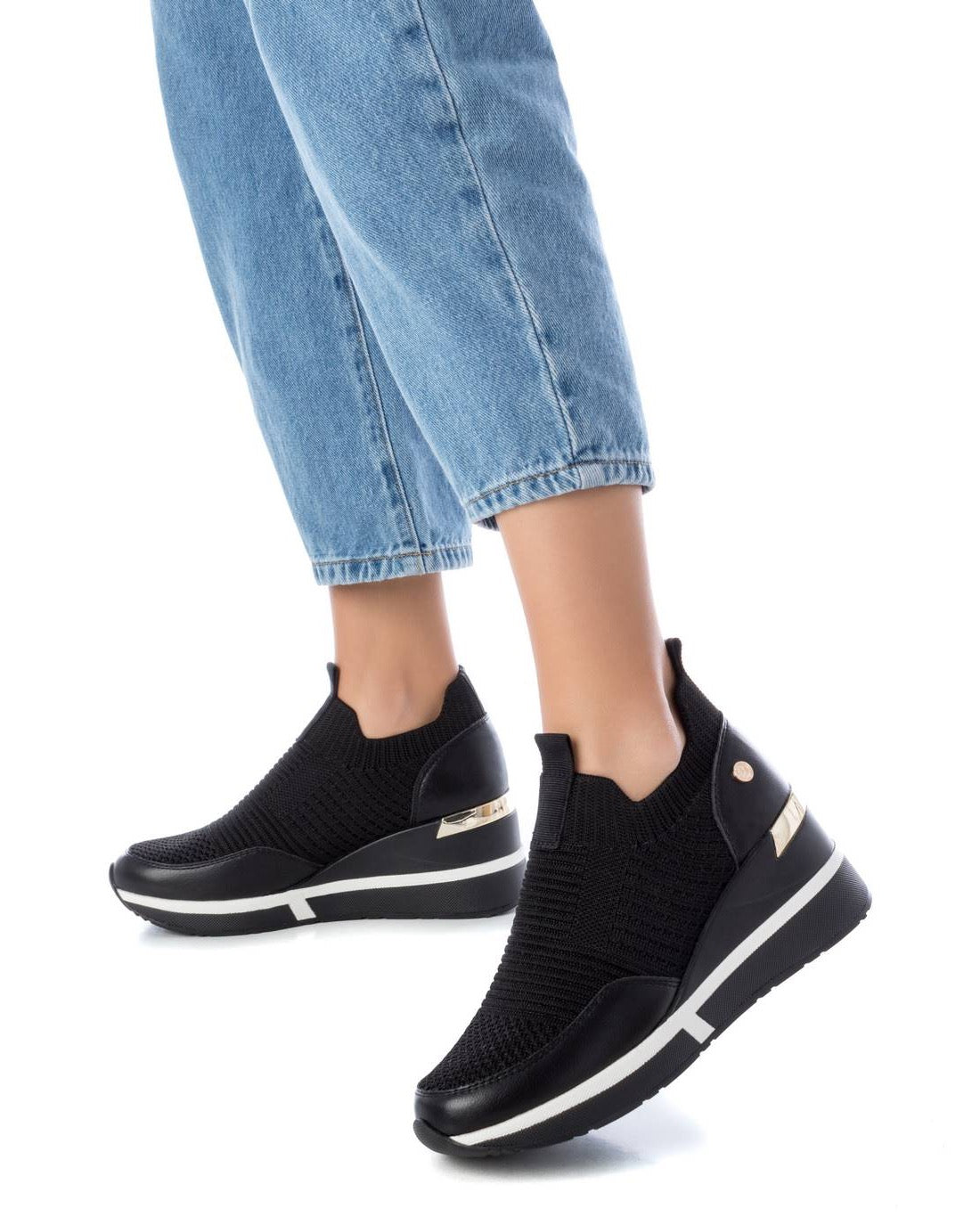 Slip-on Keilsneaker in Schwarz mit goldfarbenem Detail & Sockenschaft