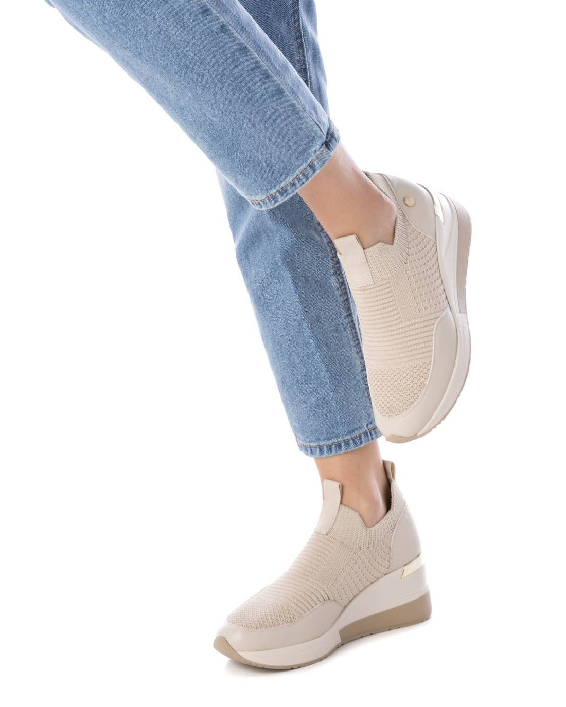 Beiger Slip-On Sneaker mit Keilsohle & goldfarbenem Fersendetail