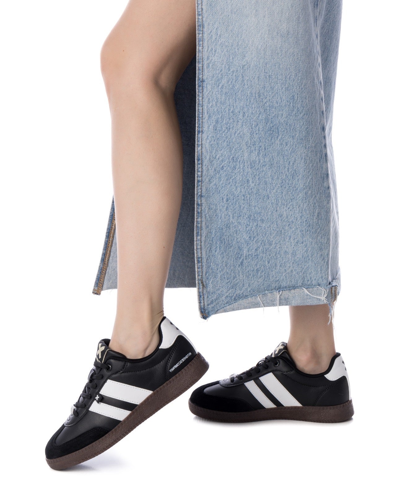 Sportlicher Retro-Sneaker in Schwarz mit weißen Streifen und Gummisohle