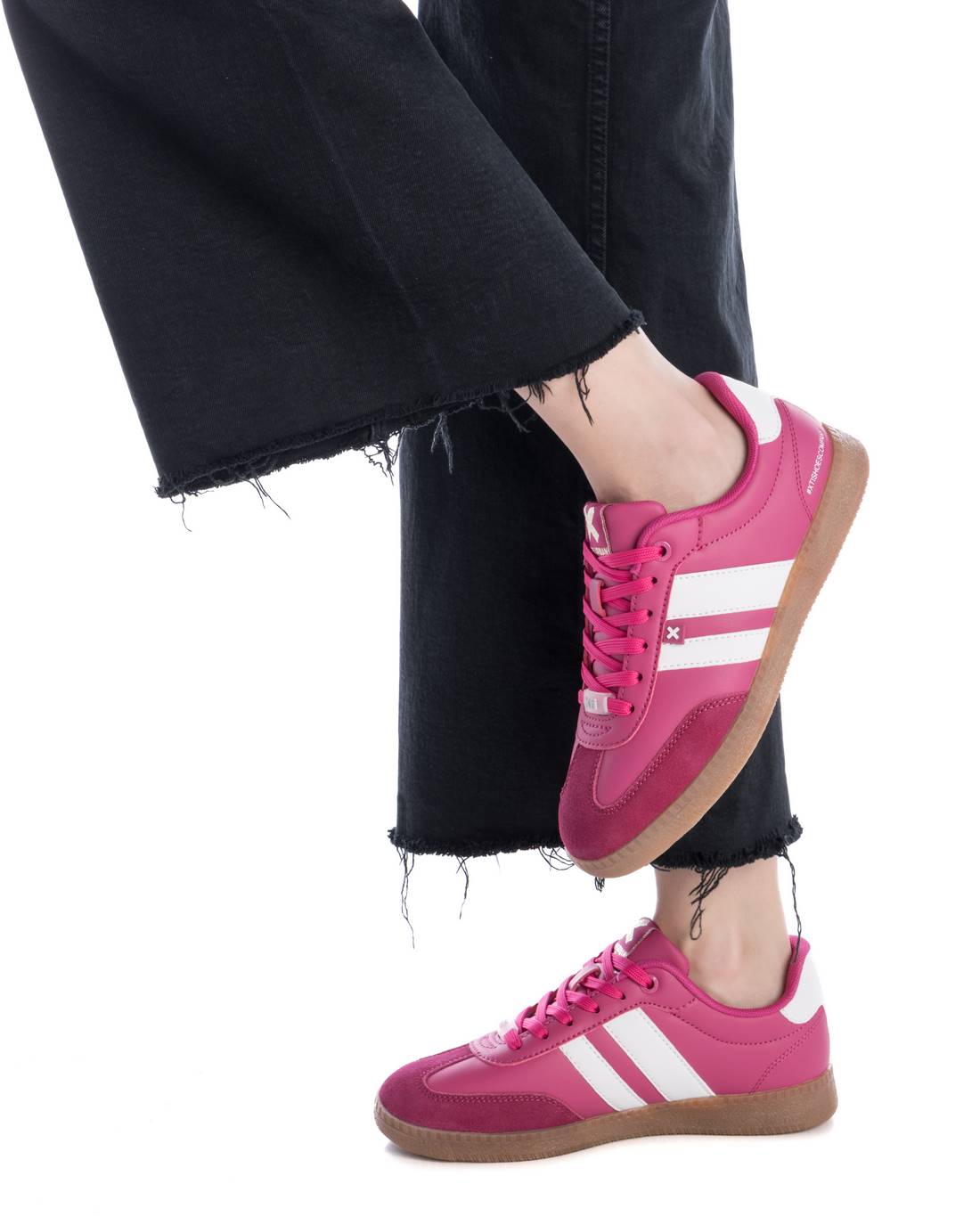 Sportlicher Damen-Sneaker in Pink mit Retro-Elementen & weißen Streifen