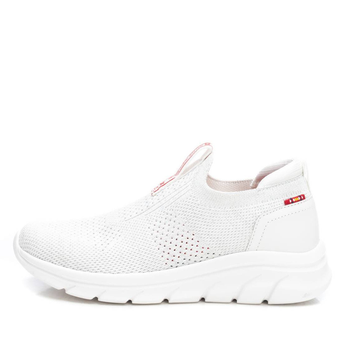 Slip-On Sneaker in Weiß mit rotem Logo-Detail & Strickstruktur – ultraleicht & bequem
