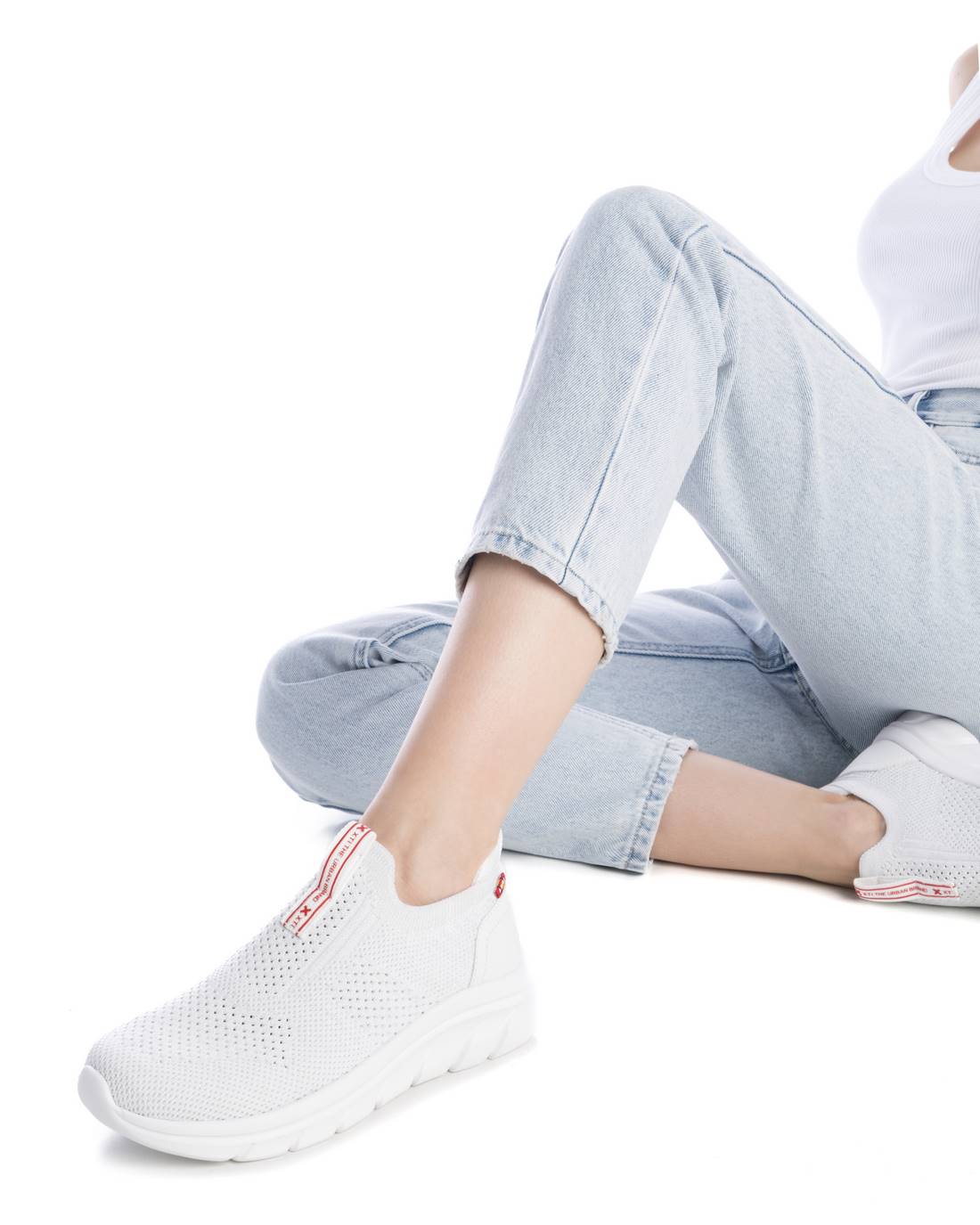 Slip-On Sneaker in Weiß mit rotem Logo-Detail & Strickstruktur – ultraleicht & bequem