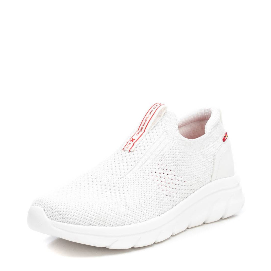 Slip-On Sneaker in Weiß mit rotem Logo-Detail & Strickstruktur – ultraleicht & bequem