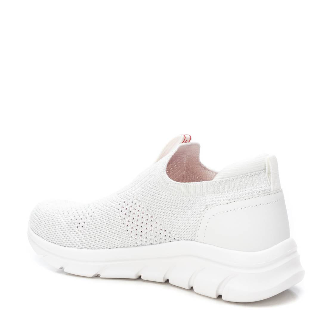 Slip-On Sneaker in Weiß mit rotem Logo-Detail & Strickstruktur – ultraleicht & bequem