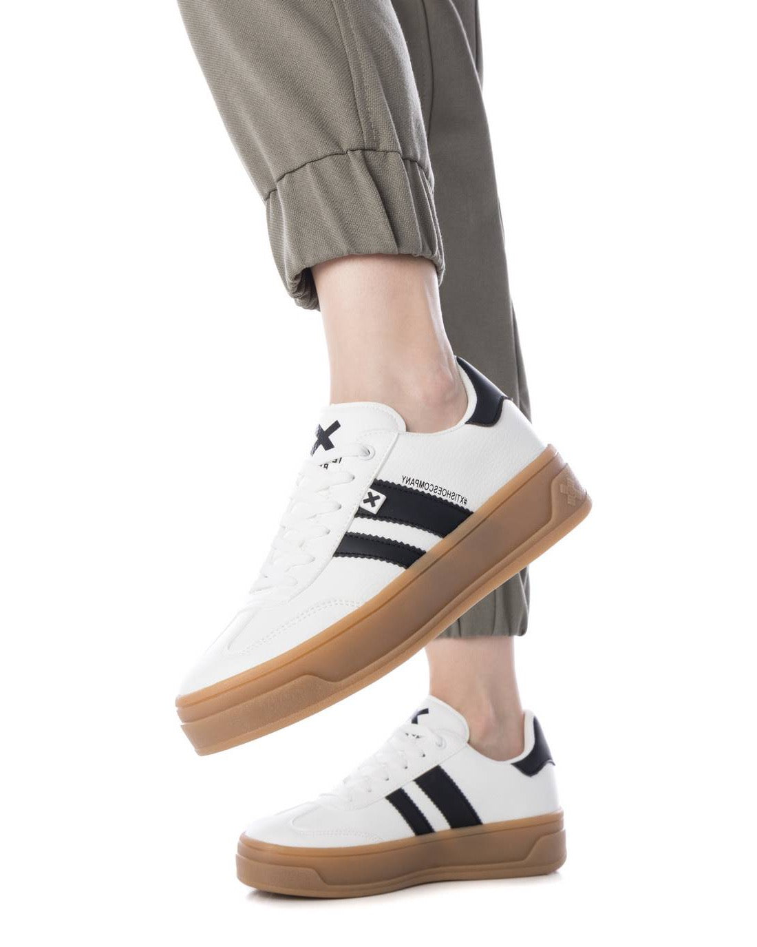 Modischer Damen-Sneaker in weiß mit Kontraststreifen und Plateausohle