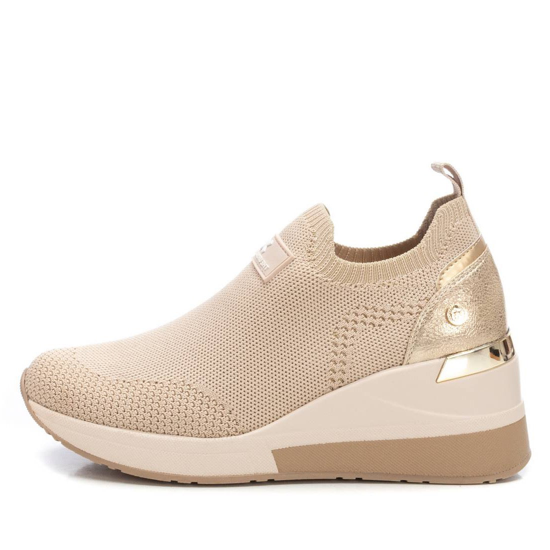 Slip-On Strick Sneaker in Beige mit Keilsohle und Metallic-Finish für modernen Komfort