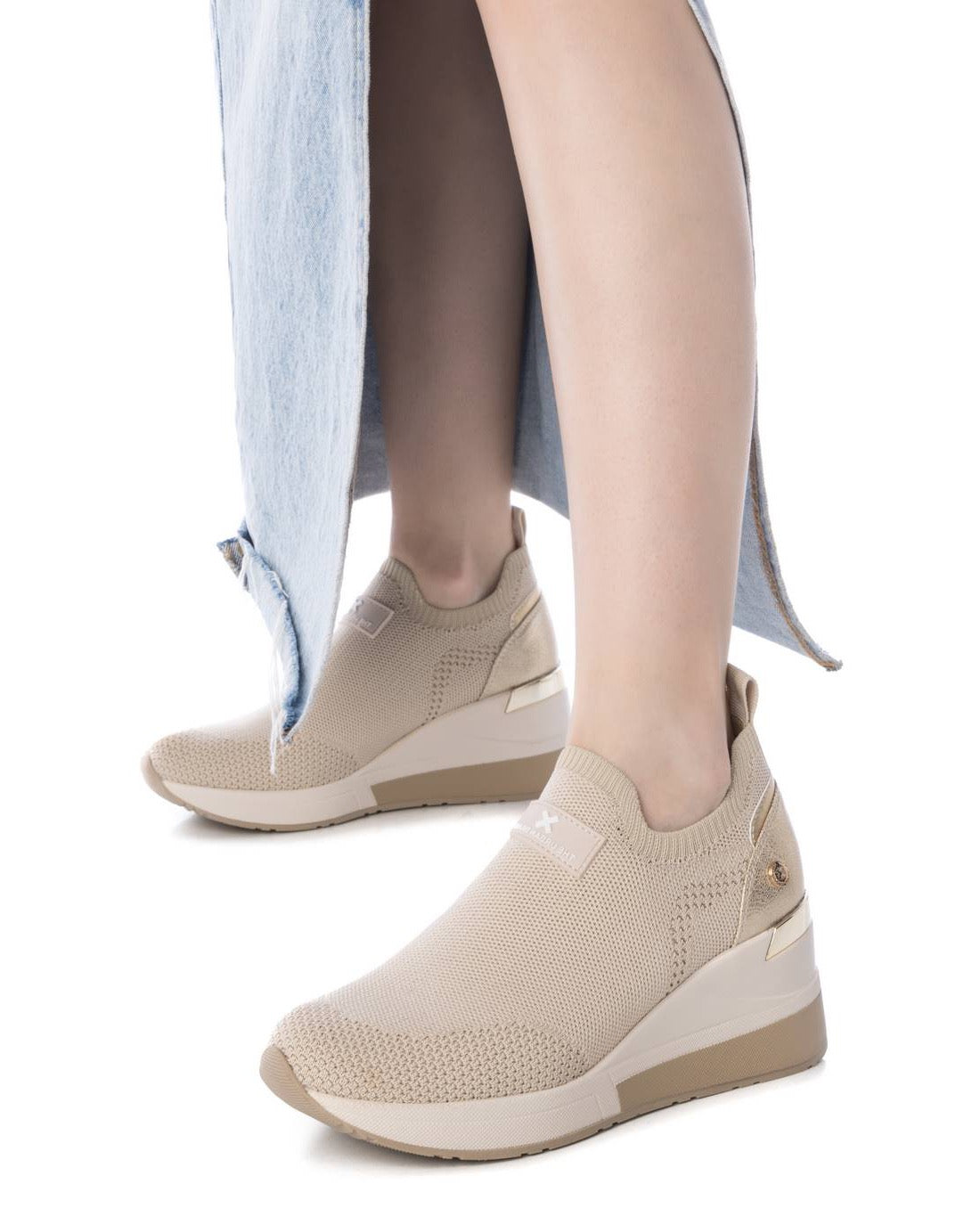 Slip-On Strick Sneaker in Beige mit Keilsohle und Metallic-Finish für modernen Komfort