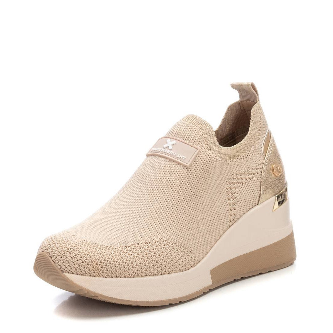 Slip-On Strick Sneaker in Beige mit Keilsohle und Metallic-Finish für modernen Komfort