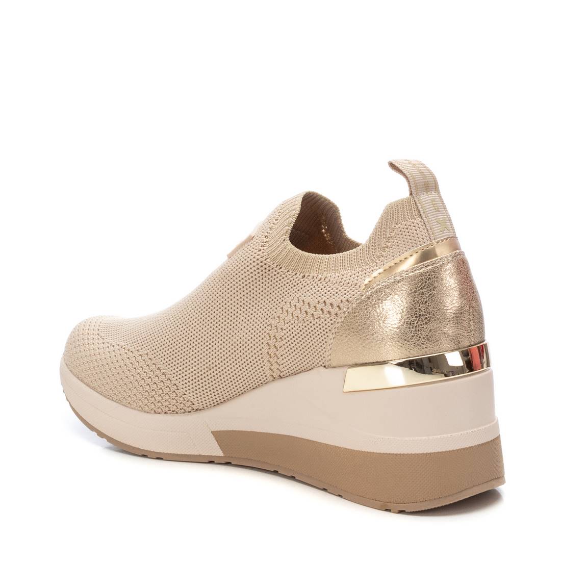 Slip-On Strick Sneaker in Beige mit Keilsohle und Metallic-Finish für modernen Komfort