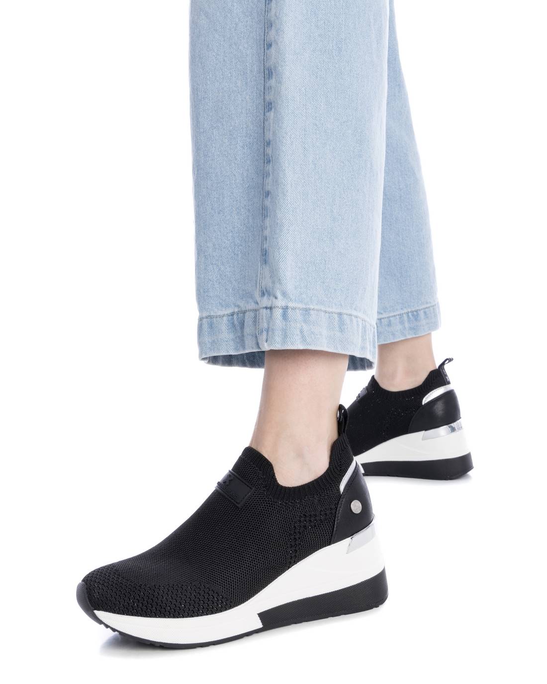 Stretch-Sneaker mit Keilsohle in Schwarz und Weiß - Komfort und Stil vereint