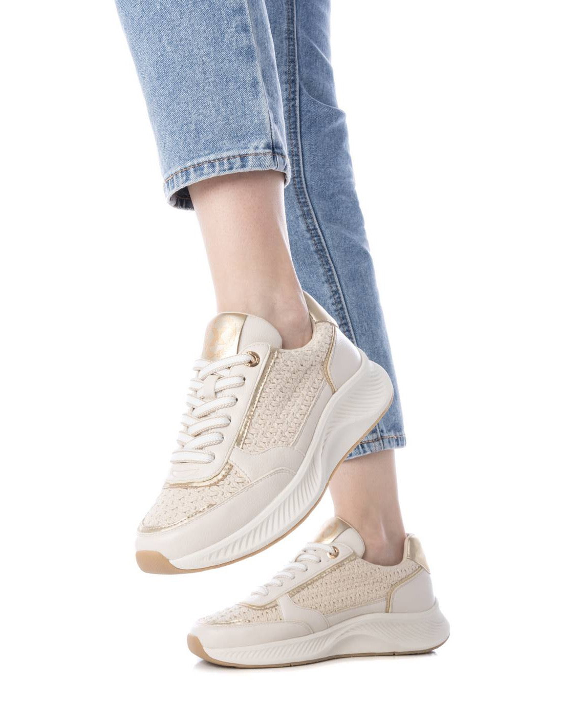 Moderner Plateau-Sneaker in Beige mit goldfarbenen Details und Textil-Einsatz