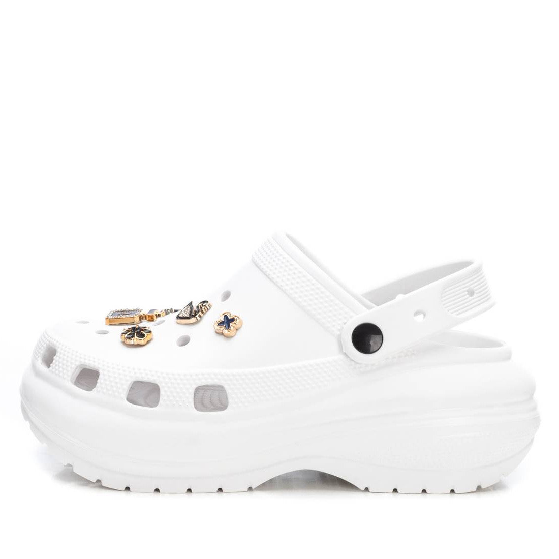 Chunky Clog in Weiß mit goldfarbenen Charms – luftig, leicht & angesagt