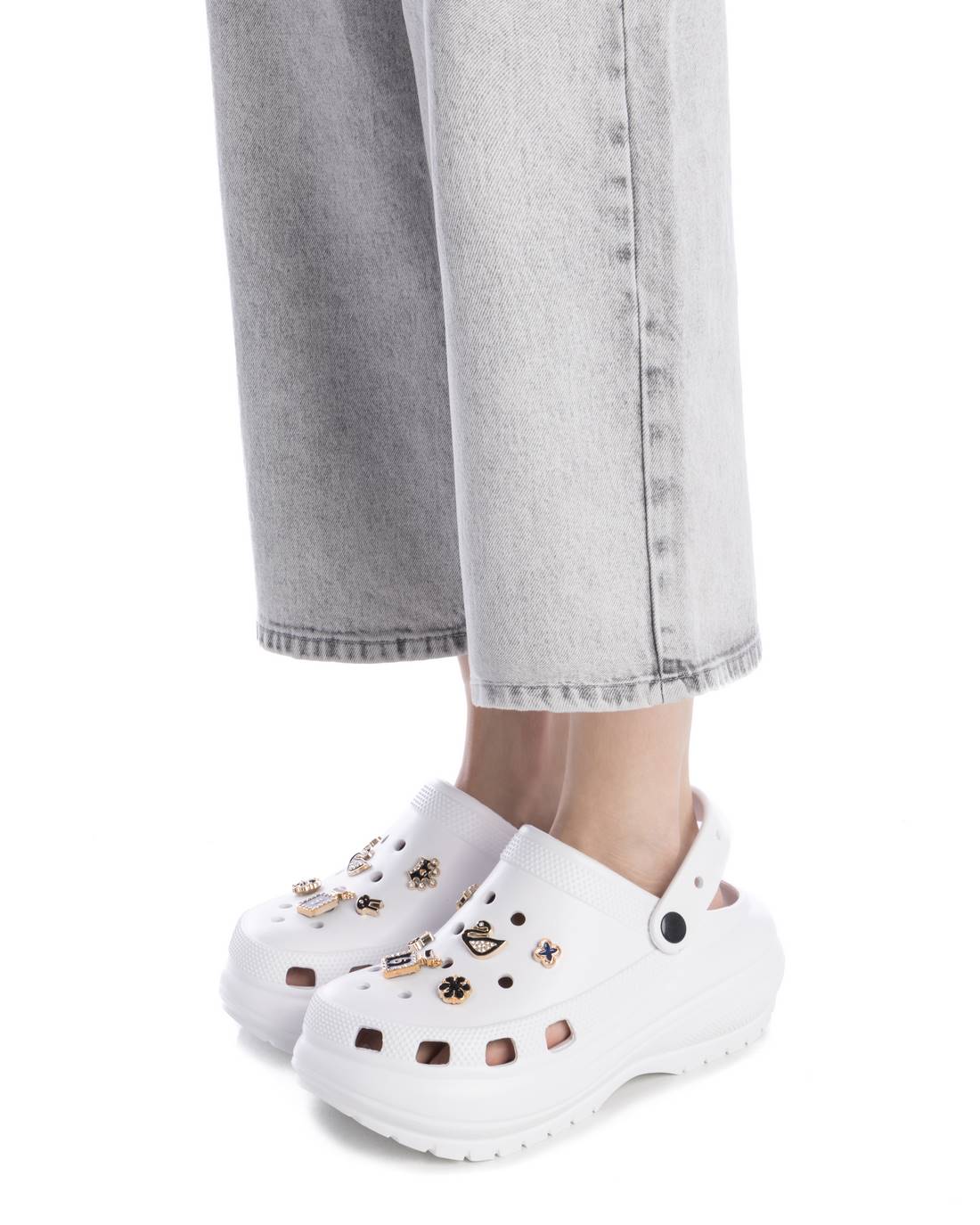 Chunky Clog in Weiß mit goldfarbenen Charms – luftig, leicht & angesagt