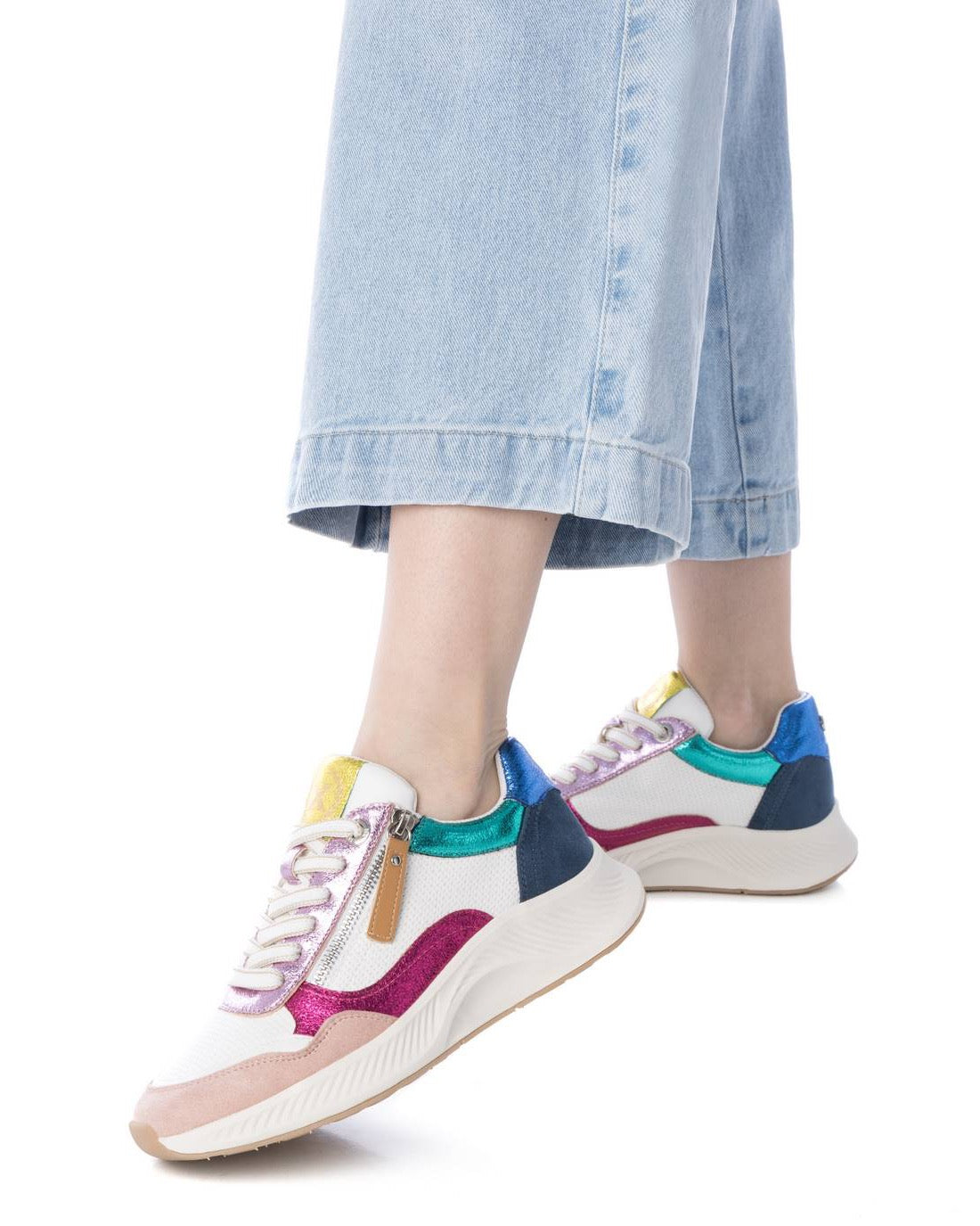Farbenfroher Sneaker mit Metallic-Akzenten & welliger Sohle