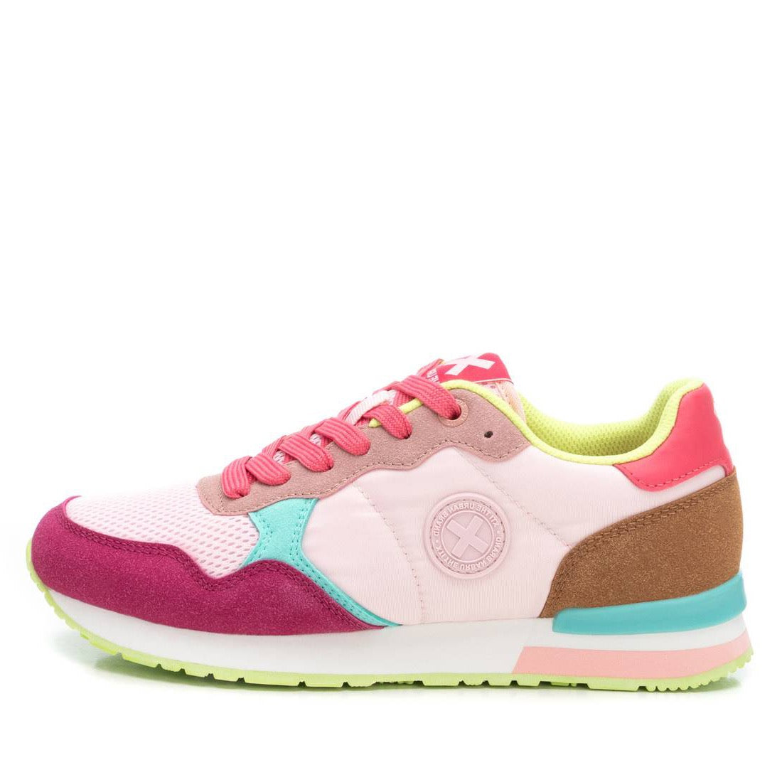 Farbenfroher Sneaker mit Mesh und Struktur-Mix für sportliche Looks