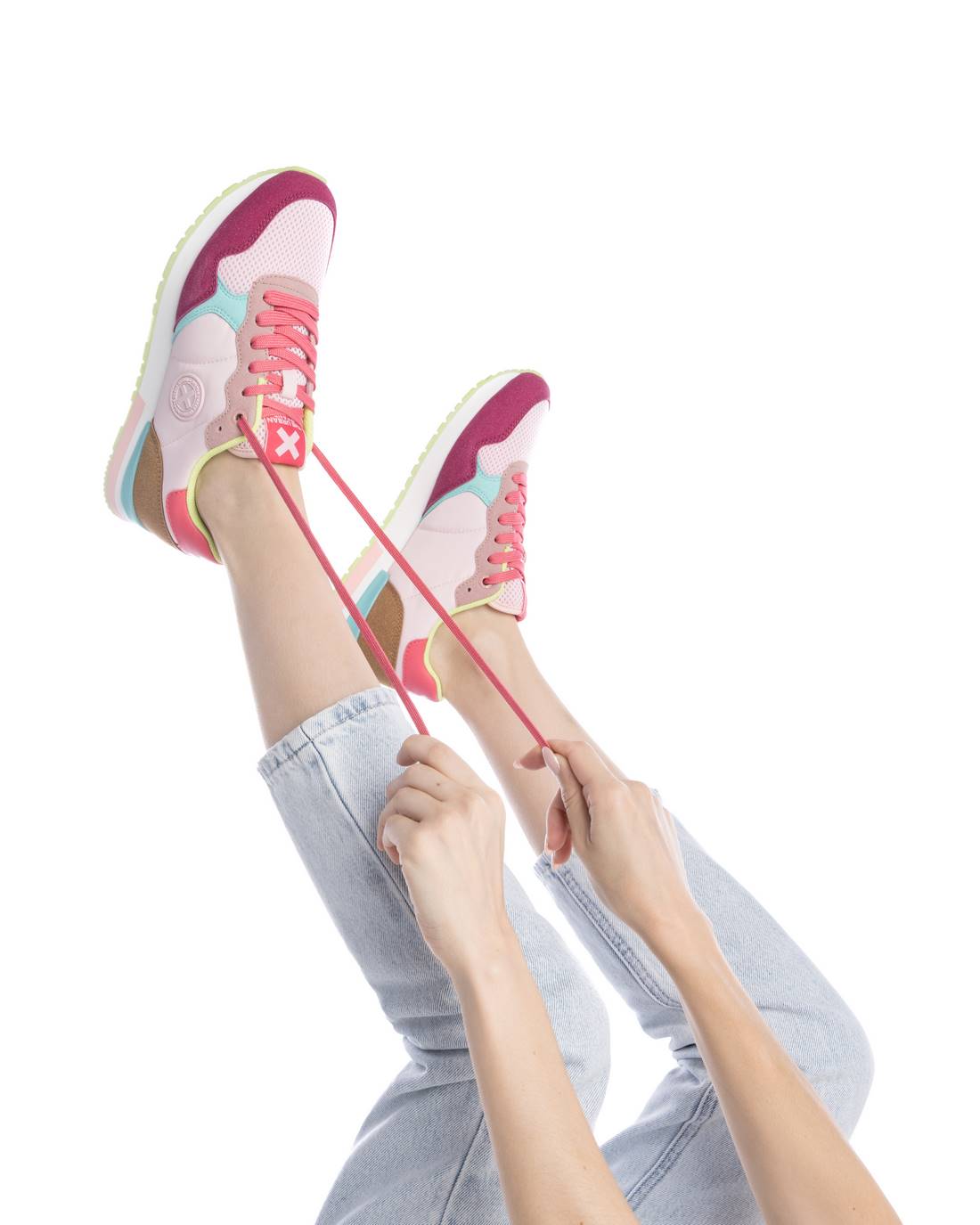Farbenfroher Sneaker mit Mesh und Struktur-Mix für sportliche Looks