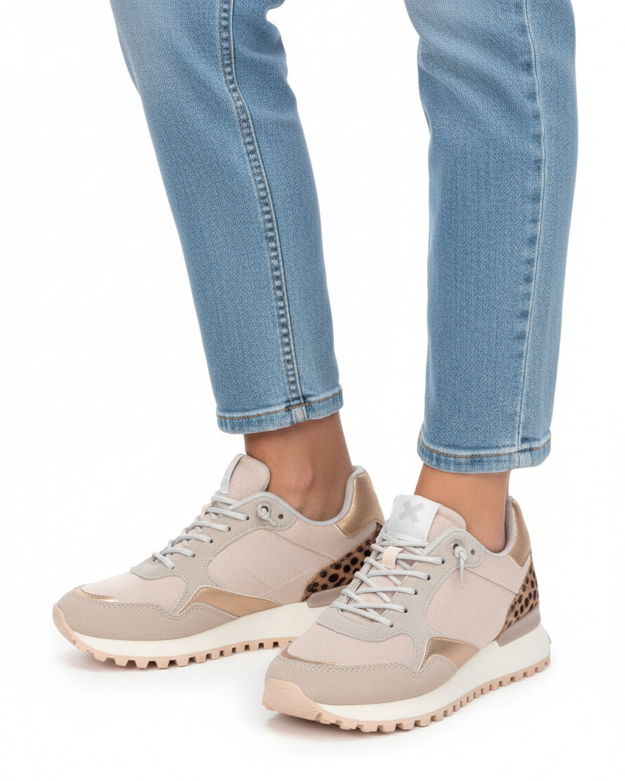 Sneaker in Beige mit goldenen Akzenten und Leo-Fersenbesatz