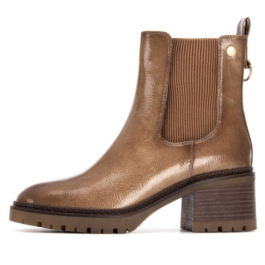 Beiger Chelsea Boot in Lackoptik mit Profilsohle & Stretch-Einsatz