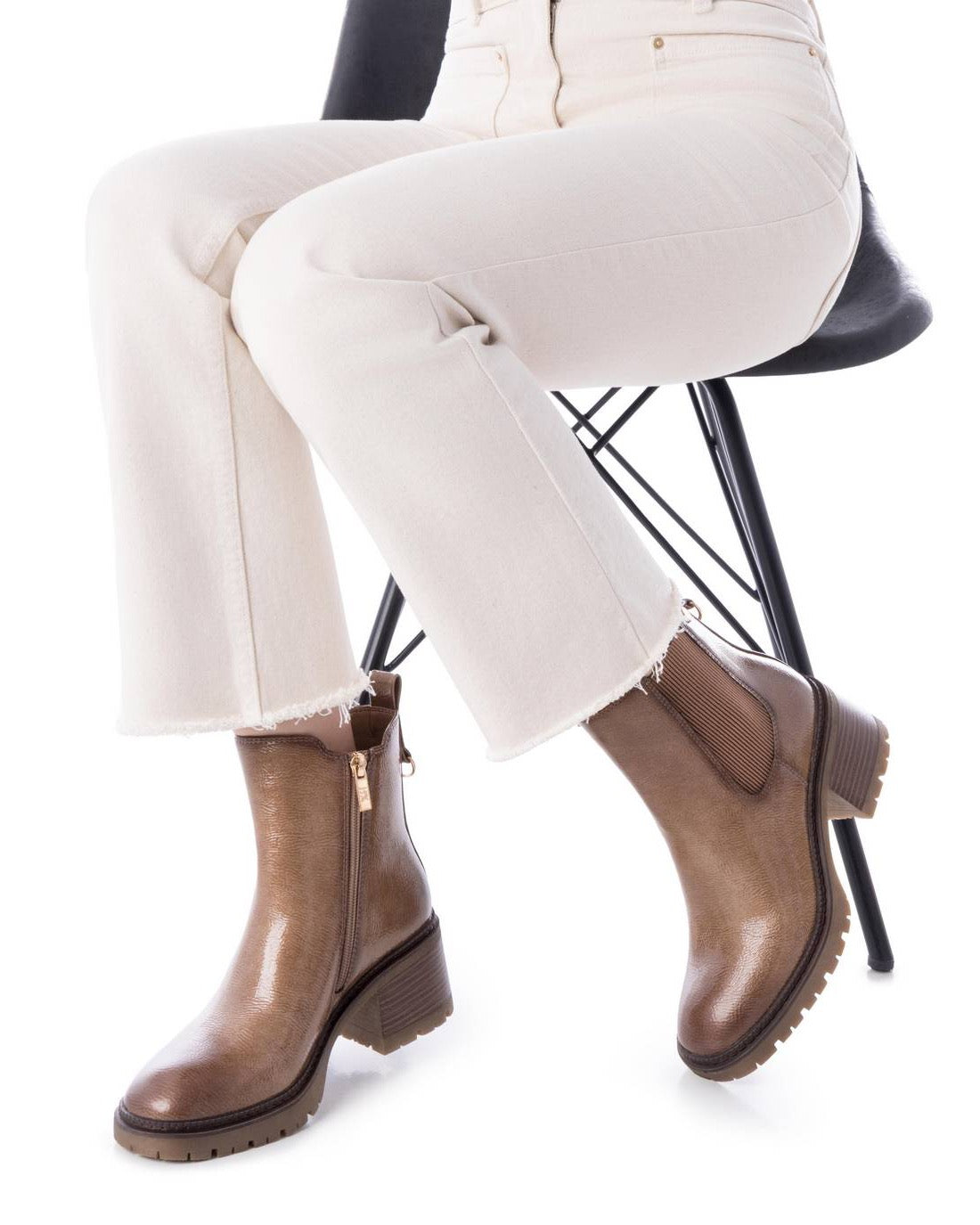 Beiger Chelsea Boot in Lackoptik mit Profilsohle & Stretch-Einsatz