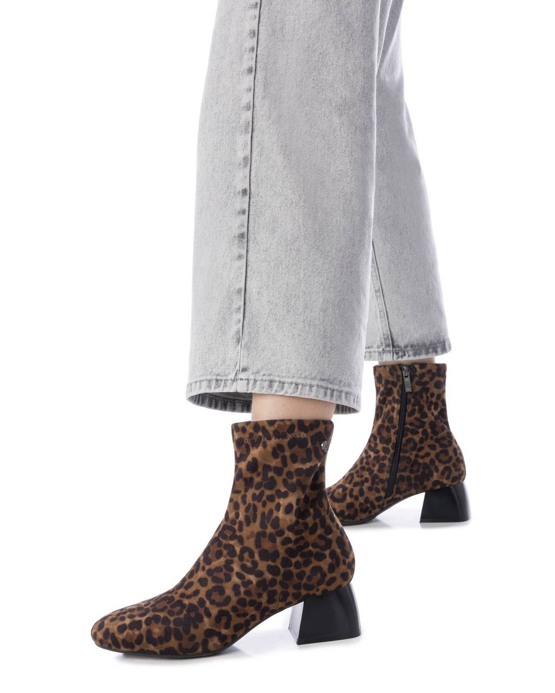 Stretch-Stiefelette mit Leo-Print und schwarzem Blockabsatz