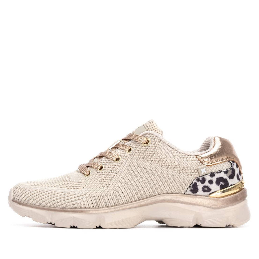 Leichter Sneaker in Beige mit Strukturgewebe und Leo-Fersenkappe