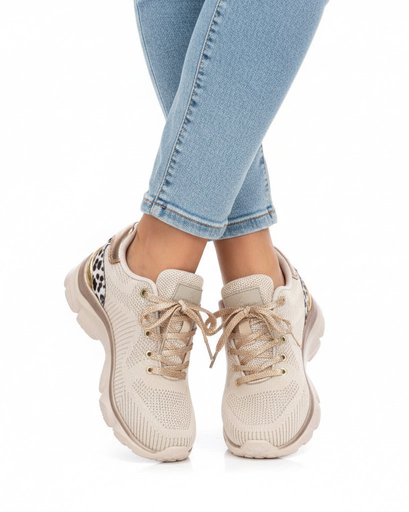 Leichter Sneaker in Beige mit Strukturgewebe und Leo-Fersenkappe
