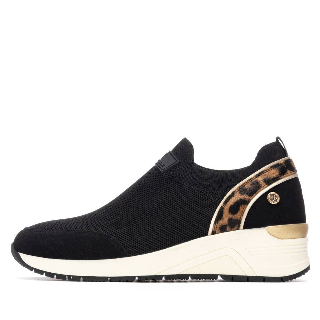 Slip-On Keilsneaker in Schwarz mit goldfarbenem Akzent & Leo-Detail