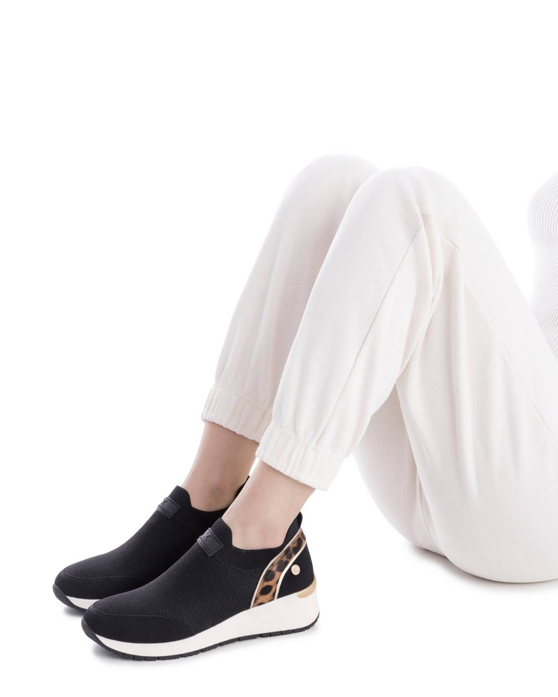 Slip-On Keilsneaker in Schwarz mit goldfarbenem Akzent & Leo-Detail